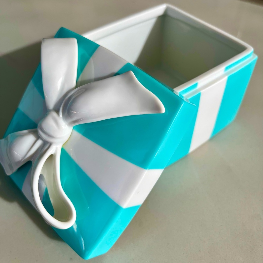 Large Tiffany and Co. porcelain trinket box